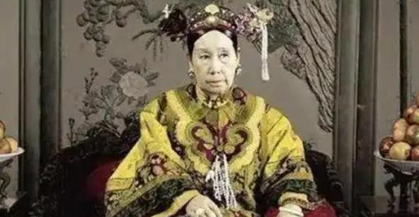 1901年，慈禧为了取悦洋人，命令军机处大臣赵舒翘自杀。上午八点，赵舒翘接连吃了