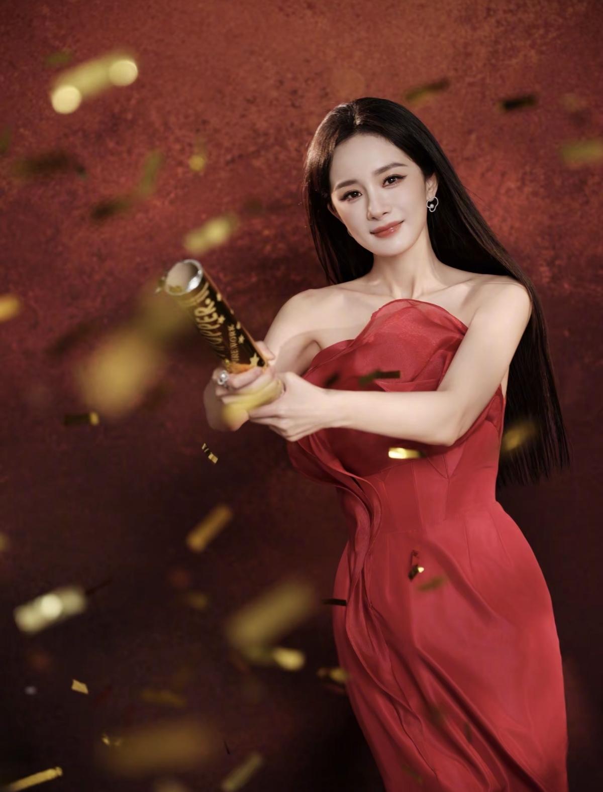 红裙胜火，眉眼如画，杨幂于时光里，镌刻下惊艳的模样，以红为笺，以美为墨，杨幂写下