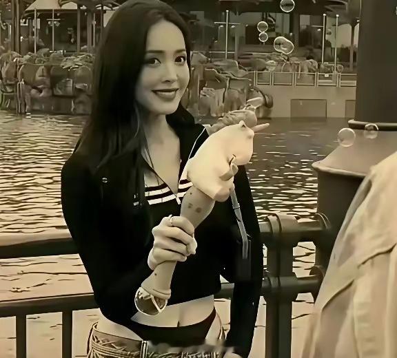 原来娜扎这个裤子是这样的，当年喷成啥样了