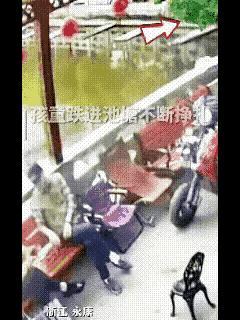 “这反应速度绝了！”男子和人在公园聊天，不经意间的一个回头，突然拔腿而起，只用5