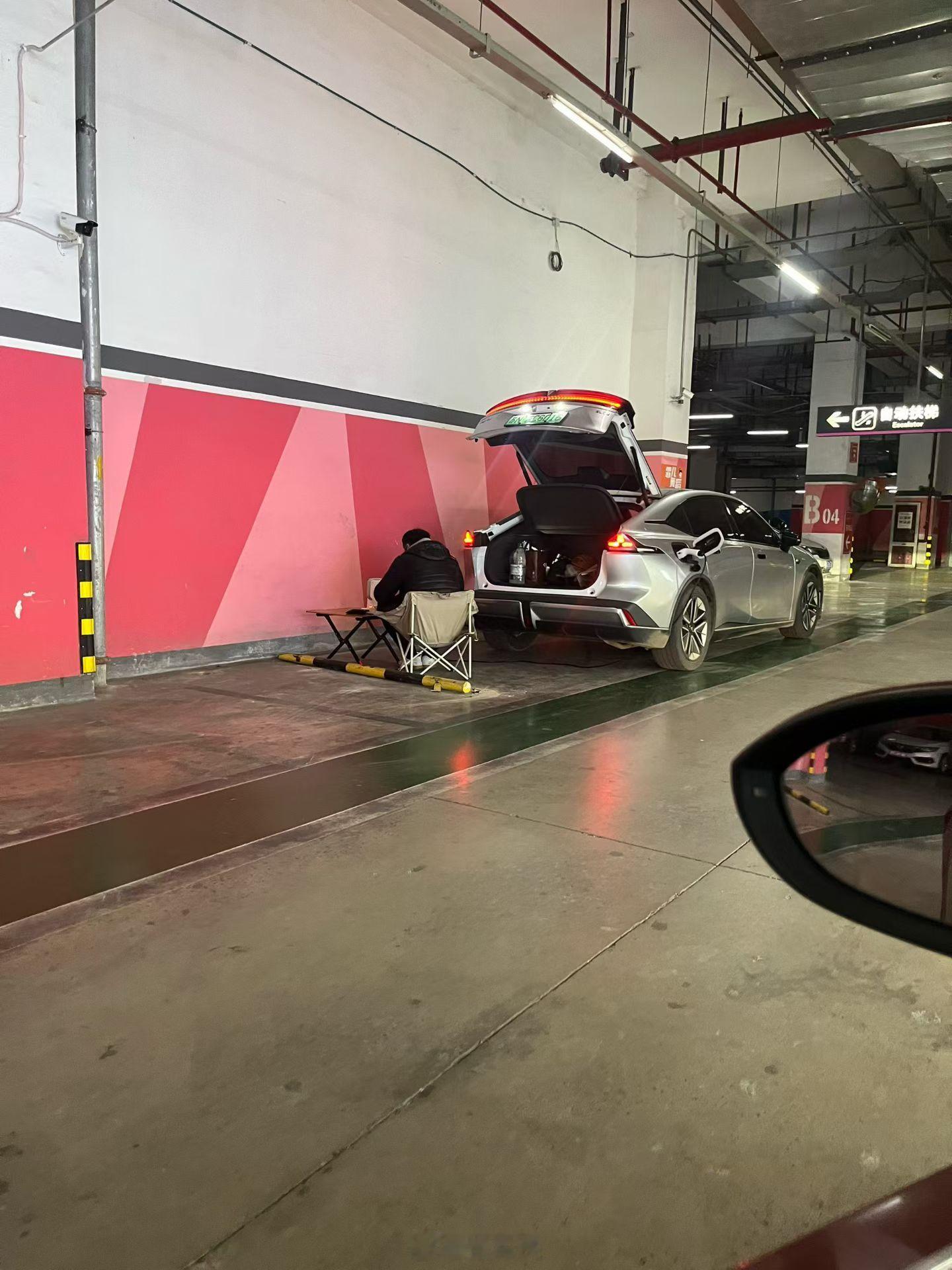 到底能有多大瘾，第一次见在商场地下车库露营的