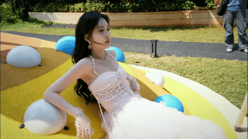 孟子义说范丞丞不要乱踩人看出来孟子义是被范丞丞骗怕了孟子义当PD都不忘盯紧范丞