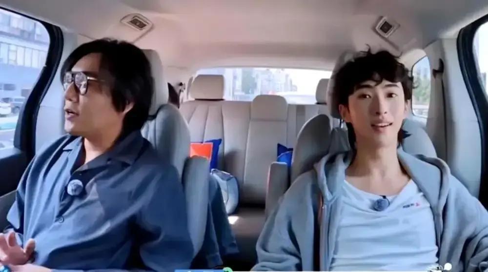 恩利在饭桌上突然说昨晚去了柏林夜店。伊能静刚想皱眉，秦昊抢先一句下次带你妈一起