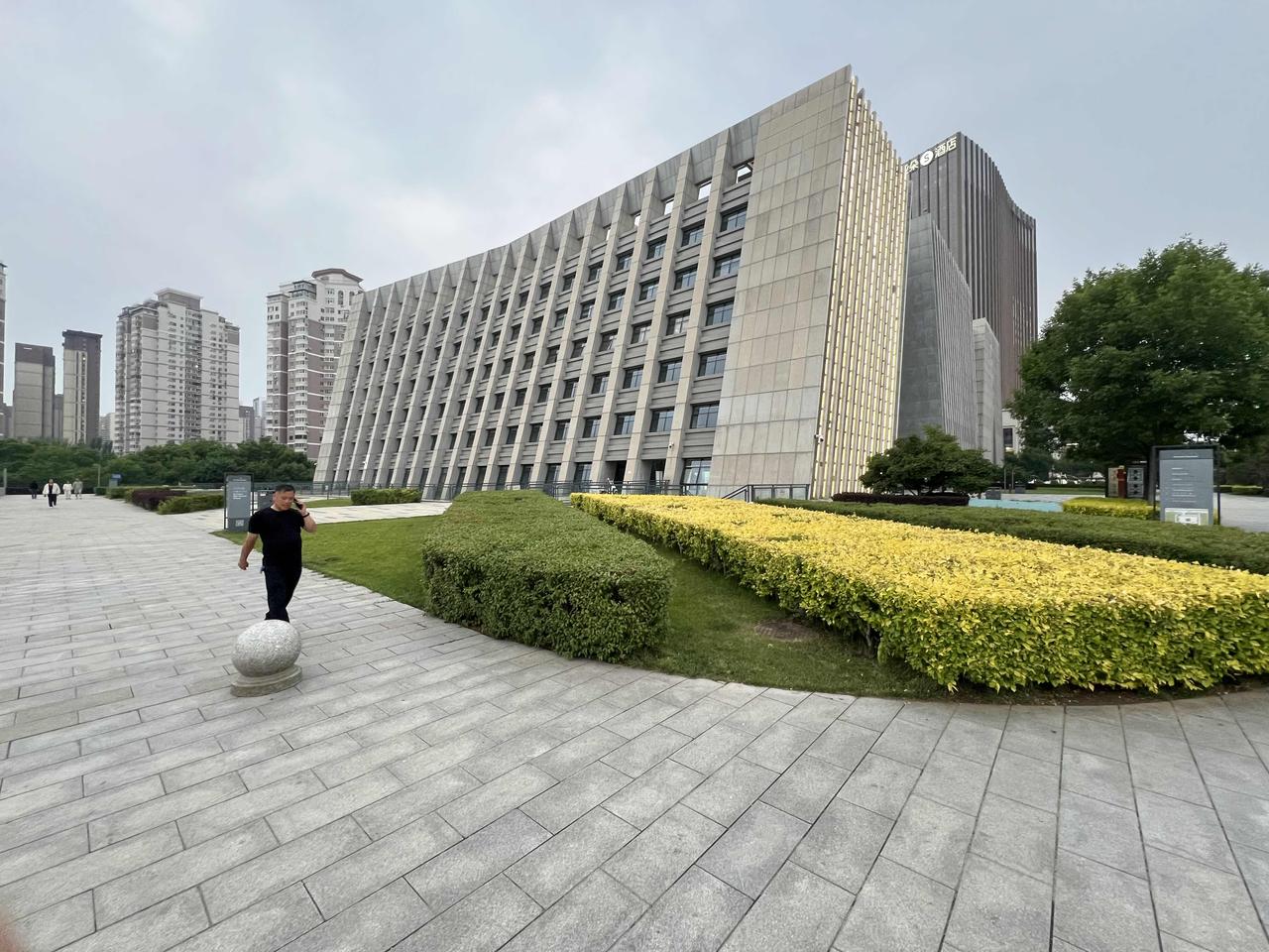 太原迎泽大街这一片，城市开阔疏朗，车道堪比深南大道，绿化极好，车流适中，市容整齐