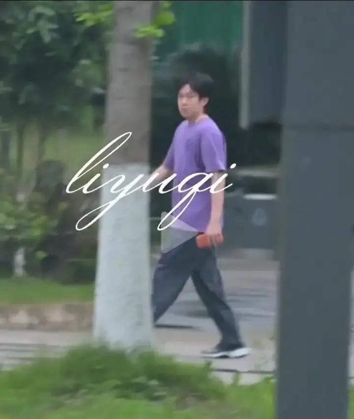 王楚钦把手机别在腰上训练，镜头里那台机器晃得比球拍还显眼身边牛牛起得比他还早，