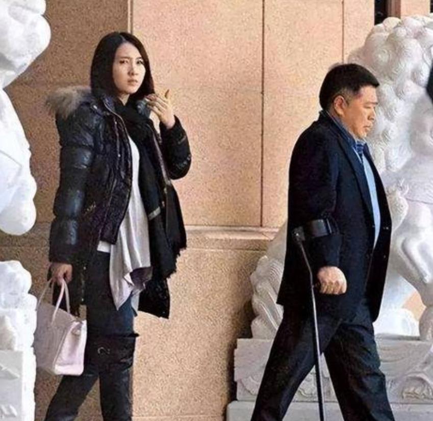 🌞2008年，演员黎姿做生意失败，这时候弟弟又出了车祸，急需救命钱！她迫于