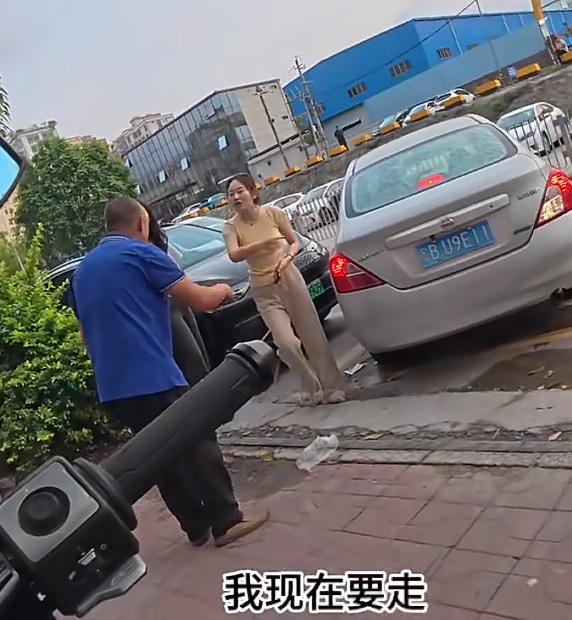 两小仙女把车停在修理厂门口，大哥叫她们挪车，小仙女以正在打包为由拒绝挪车，大哥耐