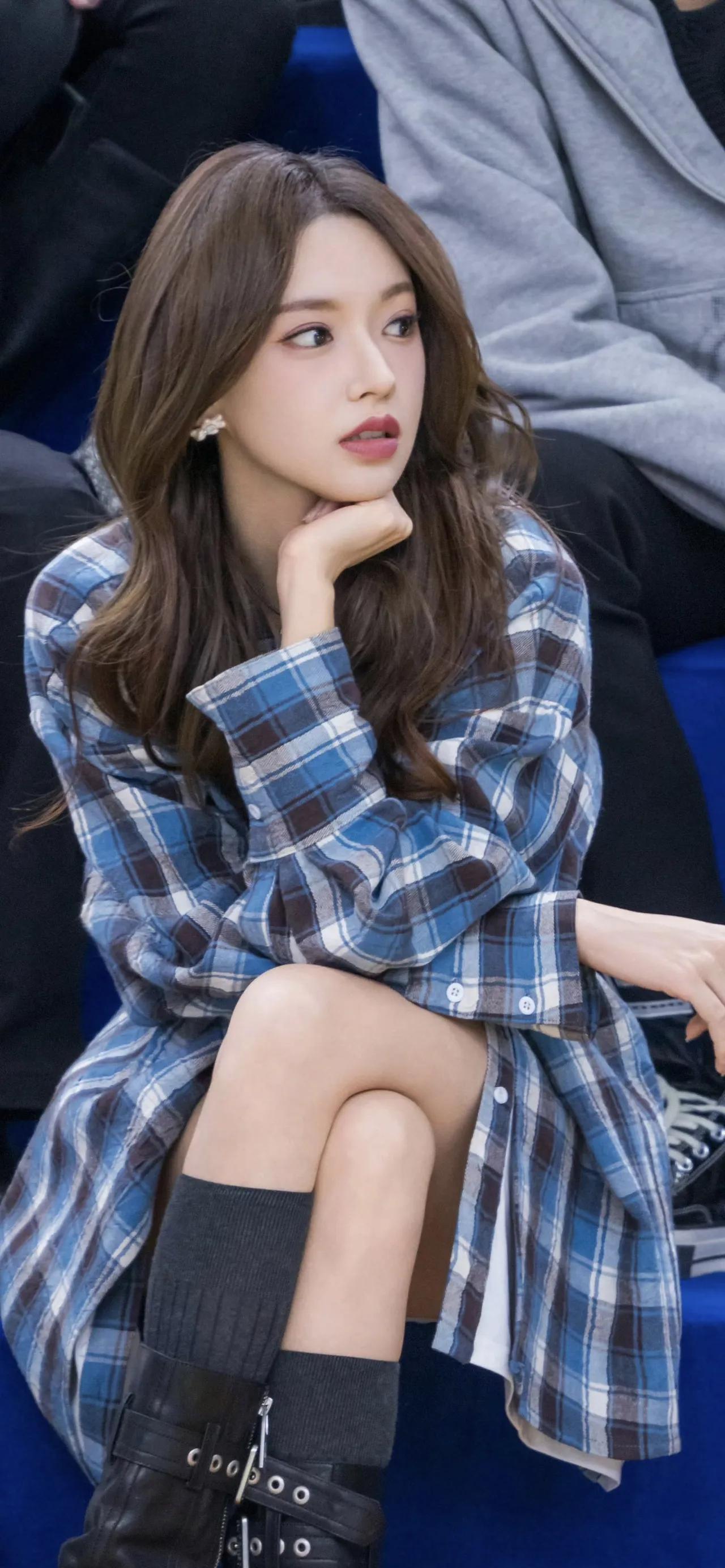 这姑娘俊不……