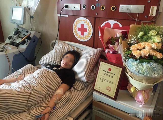 浙江一28岁女孩无偿捐献骨髓，救了一名15岁白血病男孩。没想到，男孩康复后见到她