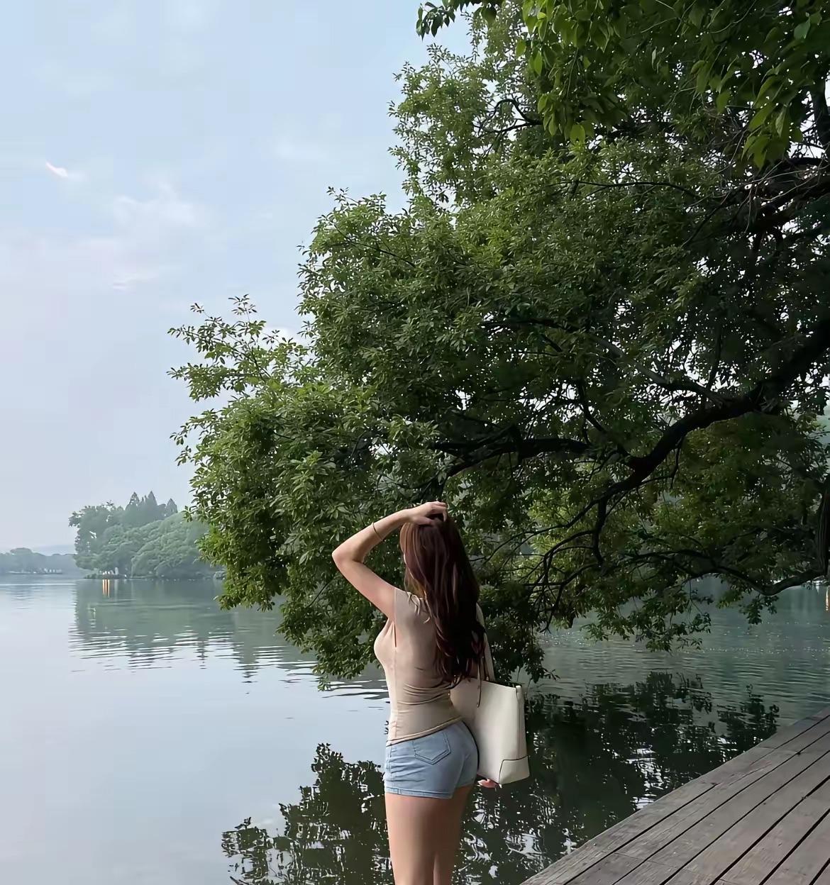 婚姻与爱情不同刚才在网上看到一段话，感觉说的特好。引用一下：张爱玲说：婚姻是