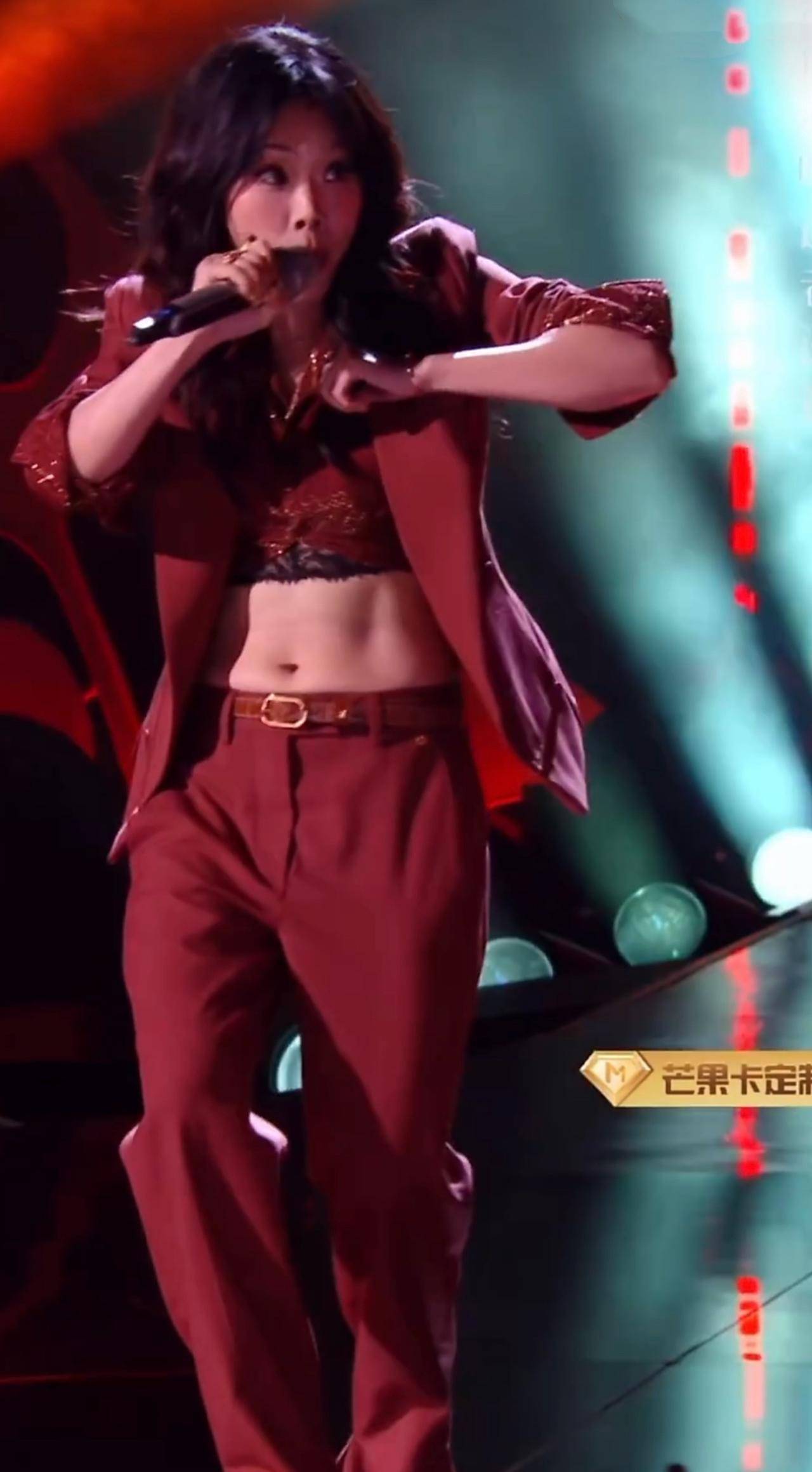 万妮达今晚穿搭灵感是来自女微商吗​​​