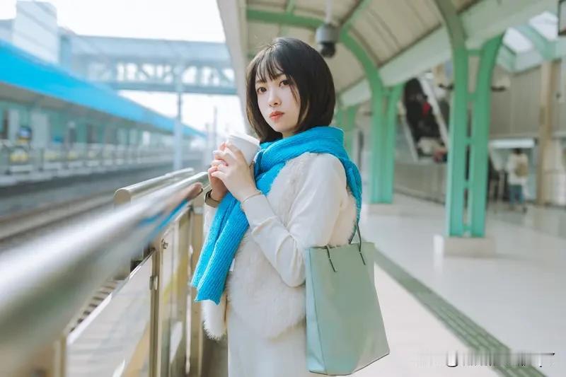 有位美女站在公园里，似乎在等人。这时，一位男子走上前来，对美女说道：“美女你好，