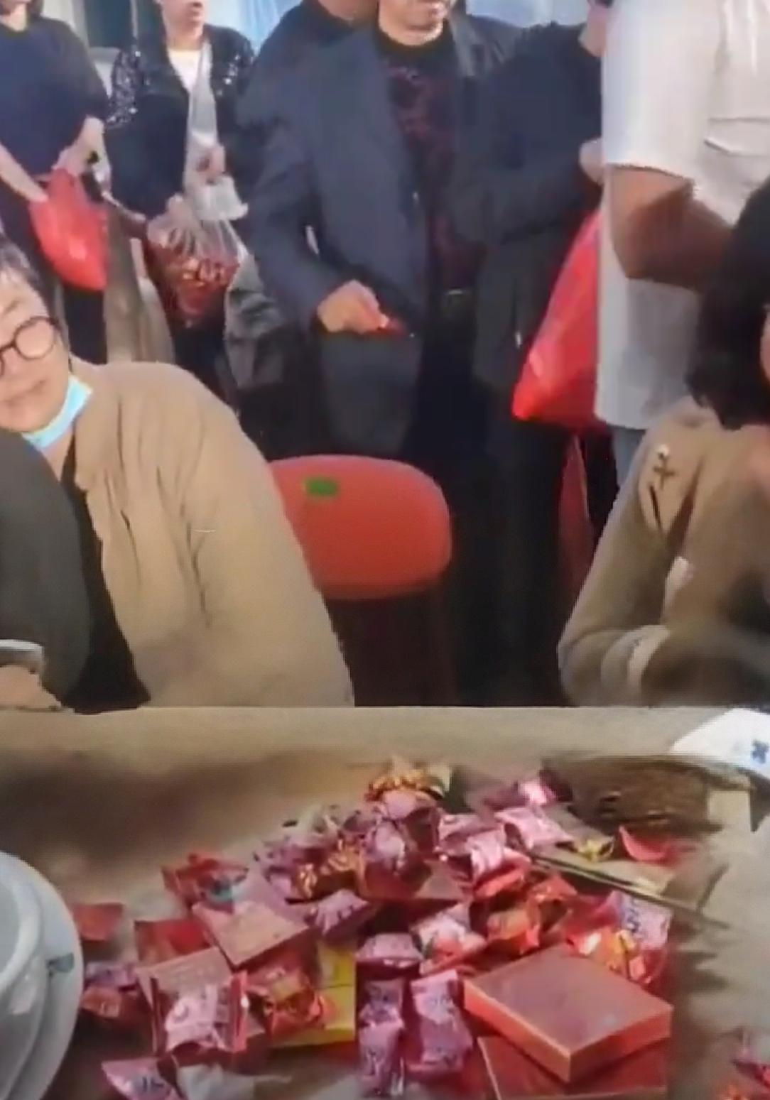 你不收礼，我就退回你的烟近日，湖南有一个地方的酒宴视频曝光，让无数网友热议，