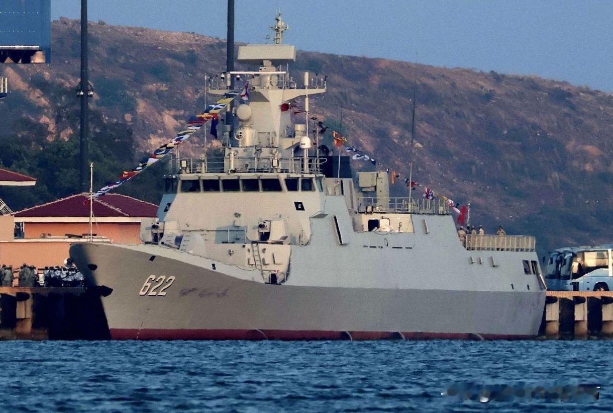 056型护卫舰给柬埔寨了，不是退役的056或者056A，而是全新建造的0