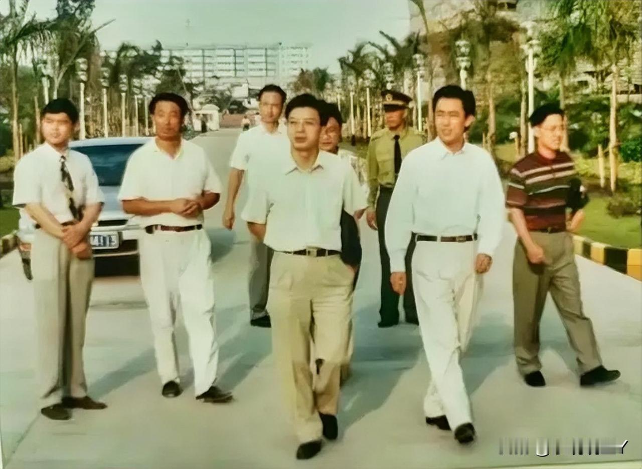 这是1995年，许家印陪他的老板视察珠岛花园的一张老照片，那时他37岁，意气风发