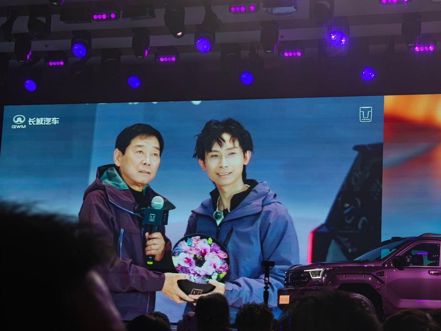 亲眼见证全新坦克400一号、二号车主接过钥匙的瞬间，满满仪式感～更戳人的是三位