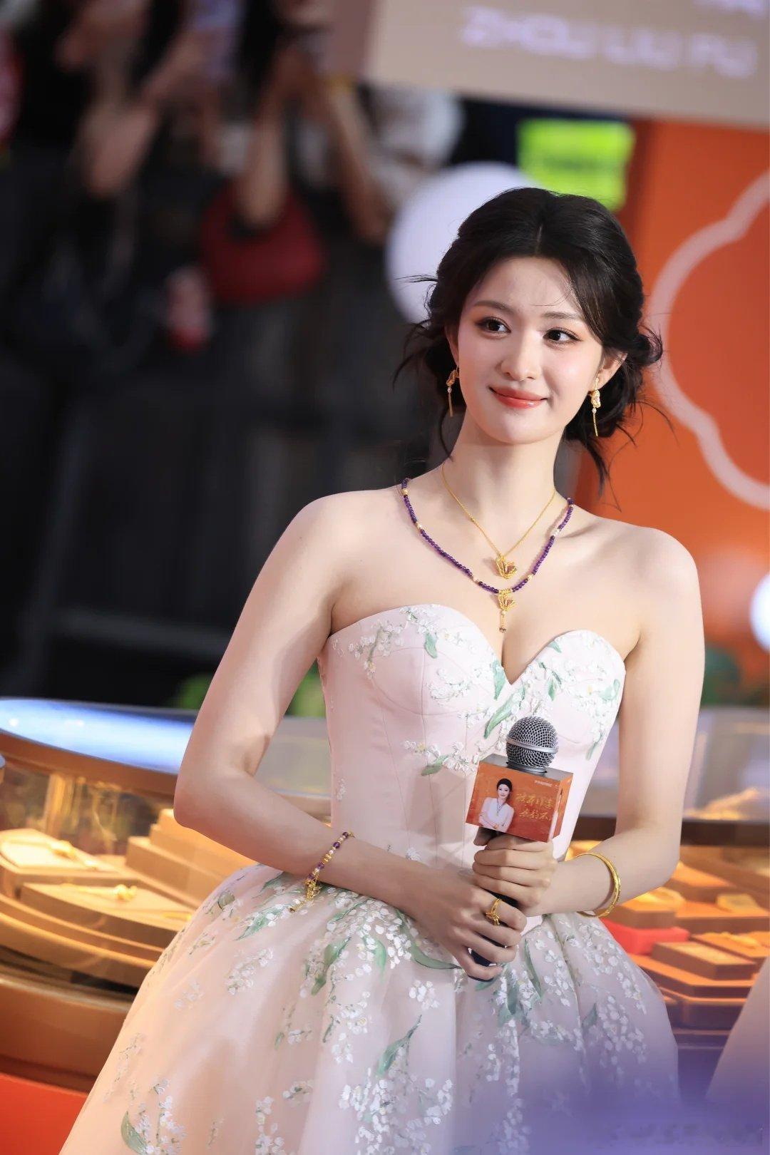 王楚然今日活动生图，她的美貌我给到夯！明艳大美女
