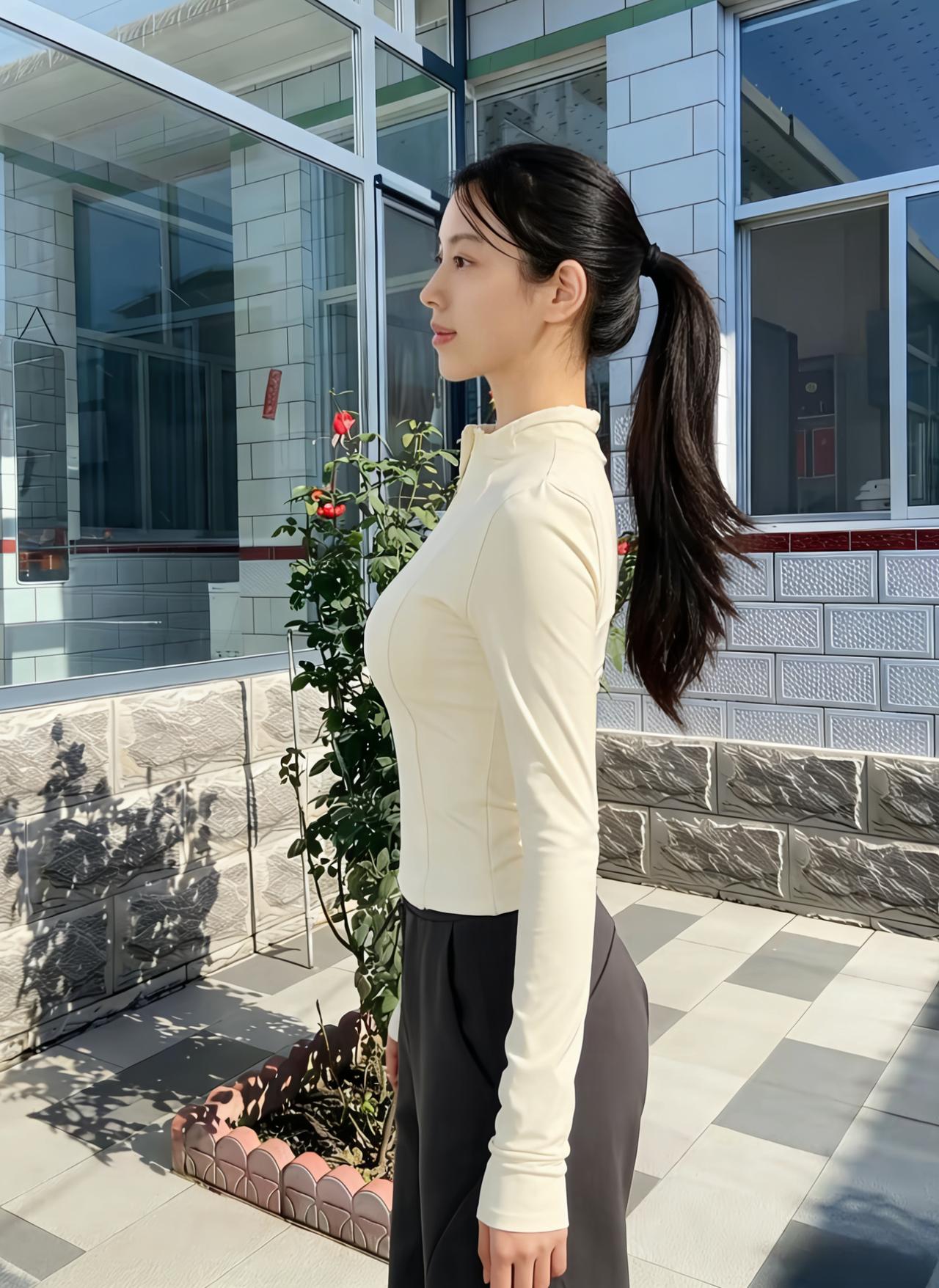 晨光斜切过墙面在瓷砖上投下菱形的影她站在光影里米白上衣绷着肩线，像拉满的弦