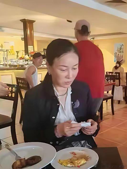 57岁那英在伦敦就餐被拍，穿着休闲，全素颜出街，真实自然，网友狂赞：“这才是真实