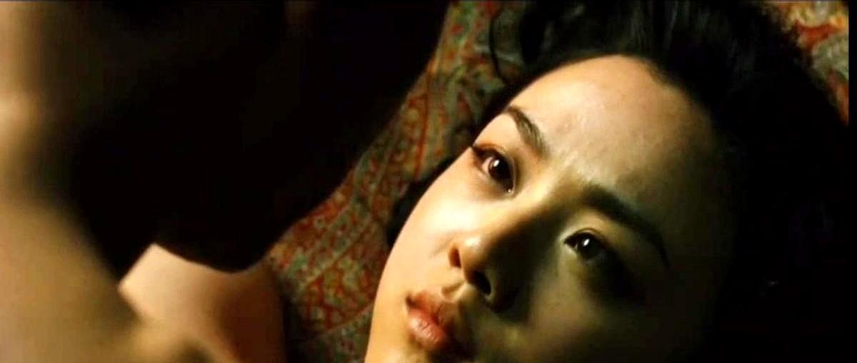 4K修复版让每一帧都清晰如昨，唯独修复不了梁朝伟拍完戏后，在片场角落发抖的十分钟