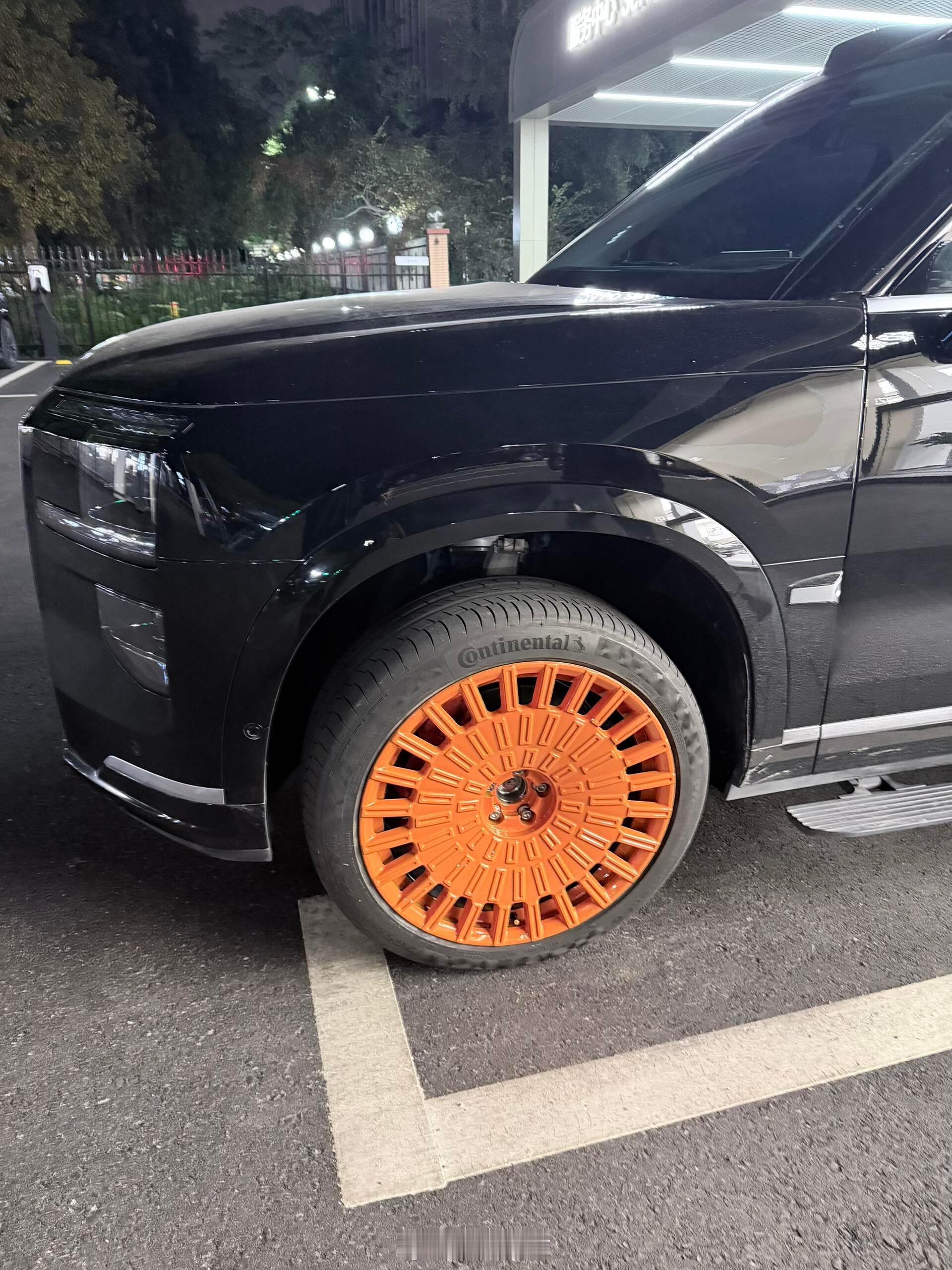 原来的备胎轮毂长这样，还怪好看的。