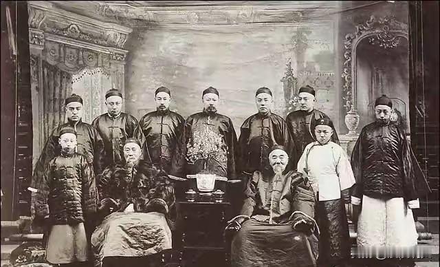 左宗棠有一个很疼爱的孙子，因交友不慎而吸食了大烟。听闻这个消息后，左宗棠毫不留情