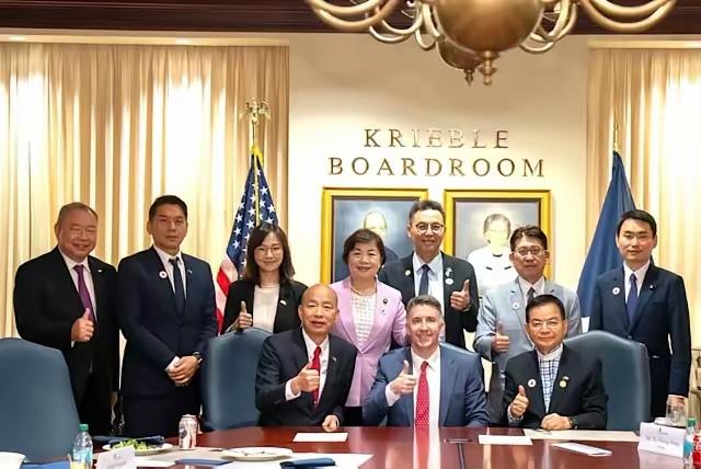 台立法机构韩国瑜一行窜访美国战争部韩国瑜率跨党派代表团在美东时间26日抵达华