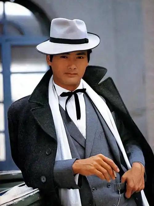 你觉得周润发的银发造型帅气吗？那答案必然是肯定的！在新片《别叫我“赌神”》中