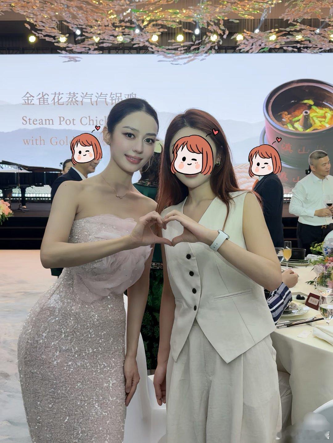 女明星跟普通人真的有壁，头小脸小，而且这只能靠天生吉娜的身材也很曼妙，完美女人