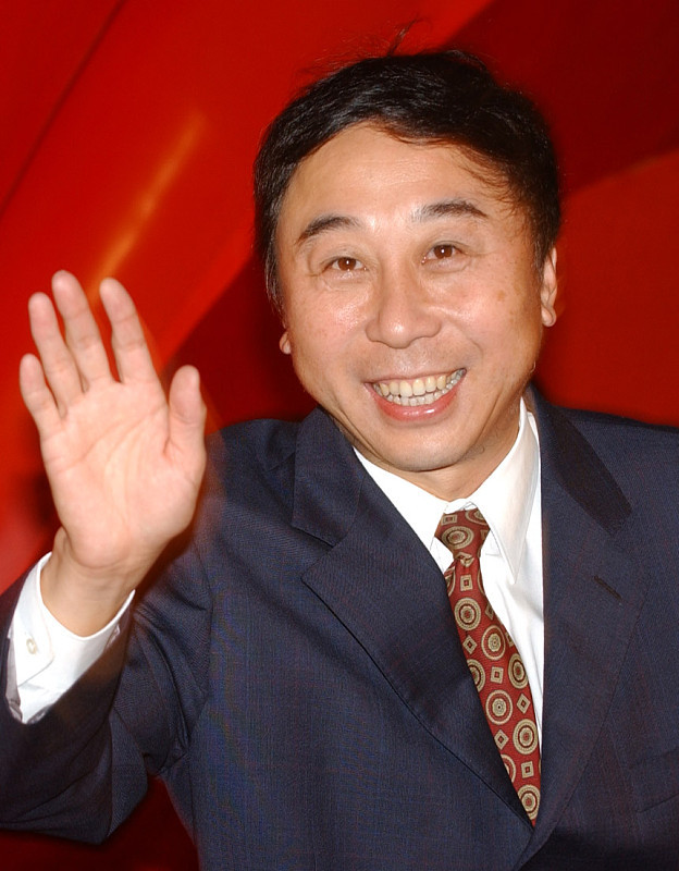 冯巩的幽默真的是刻在骨子里的，完全没有硬挠你痒的尴尬感。这次回天津相声节，刚上台即兴就甩了首打油诗：