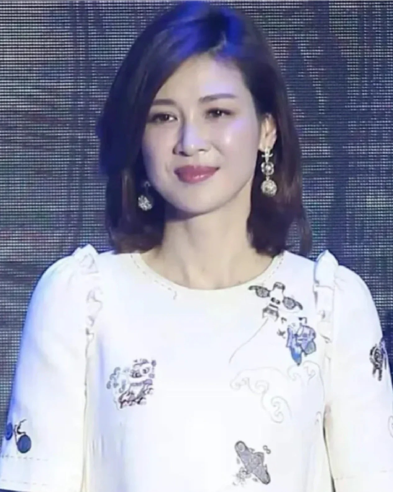 身家50亿的温州首富周旭辉，看上了“李云龙”老婆的饰演者童蕾。在金钱的攻势下，童