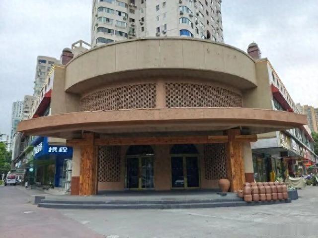 2400多平方米的店，350个餐位，人均40到50块，卖焖面。这是贾国龙在上海面积最大的西贝旗舰店里