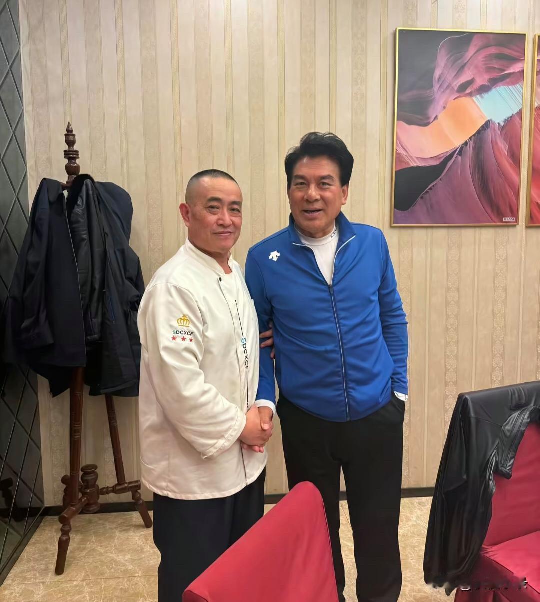 71岁朱时茂在山东烟台一家餐馆吃鲁菜，他的穿衣打扮朴素，一头短发乌黑浓密，身材维