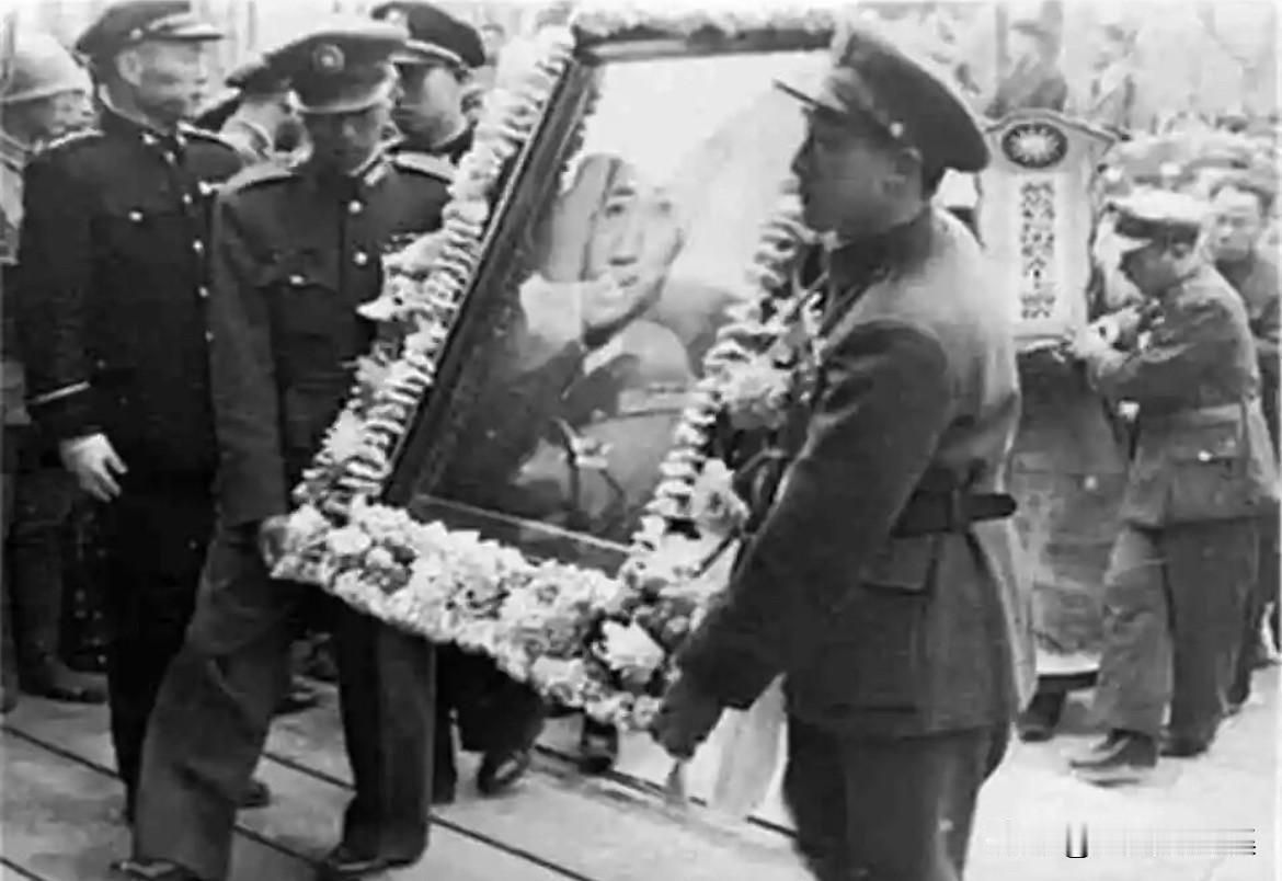 1946年4月1日上午10时许，在南京中央陆军军官学校（原黄埔军校）大礼堂前，一