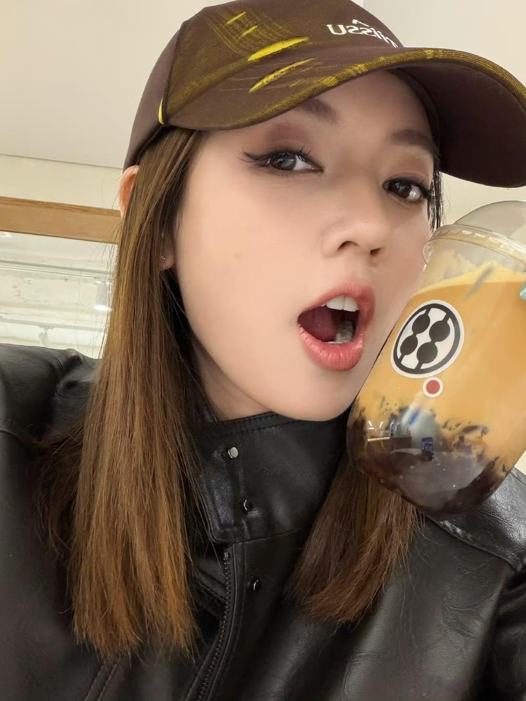 何瑞贤出片这不简简单单皮衣造型的风格真的是又美又觉得很飒的呀,我们的何瑞贤出片