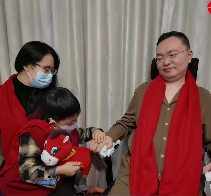 除夕夜，蔡磊一家三口温馨出镜送新年祝福，画面温柔又好戳心。蔡磊戴着红围巾，面带微