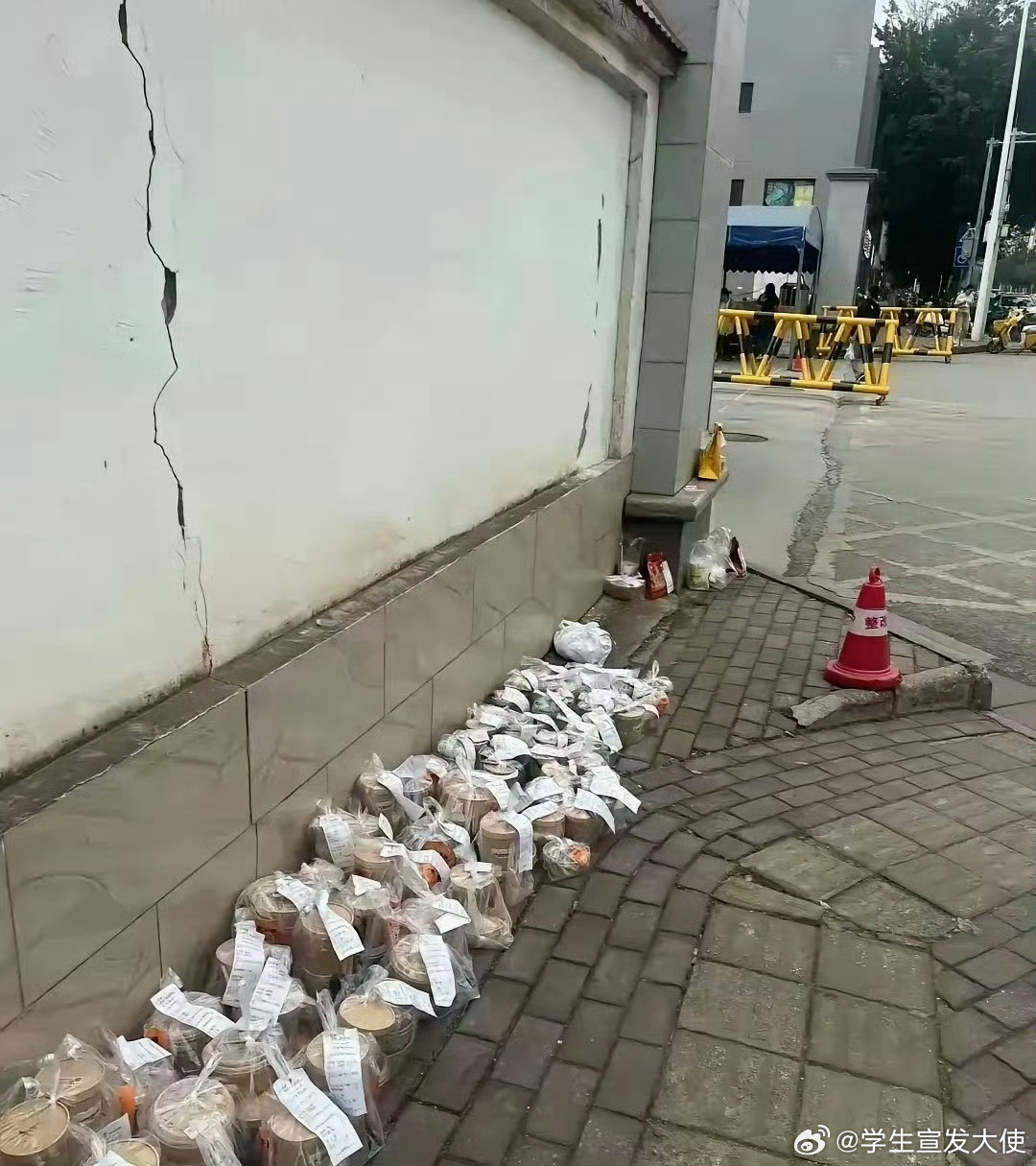 学校门口一角，现在的学生都怎么了？