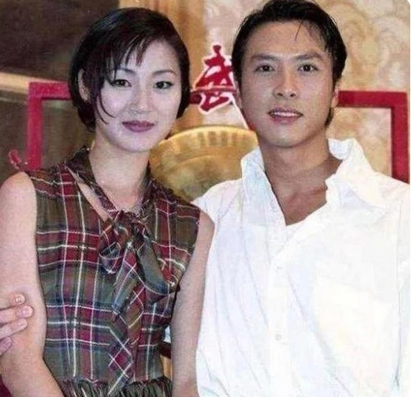 1996年，甄子丹和有着“香港第一美腿”之称的万绮雯在酒吧遭遇袭击，甄子丹把