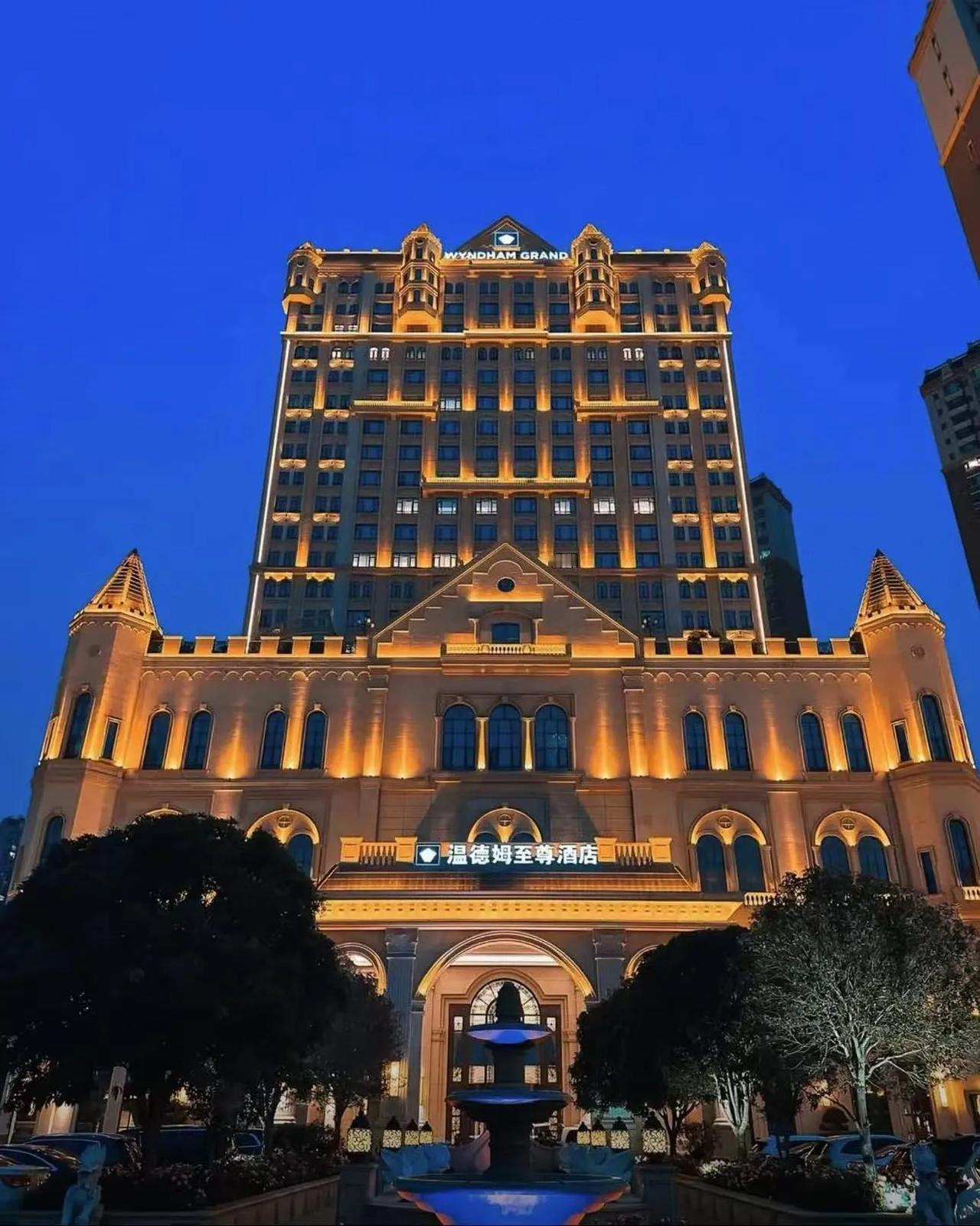 你以为砸几个亿建五星级酒店，是指望一晚两三千的房费回本吗？想多了。 6个亿拿