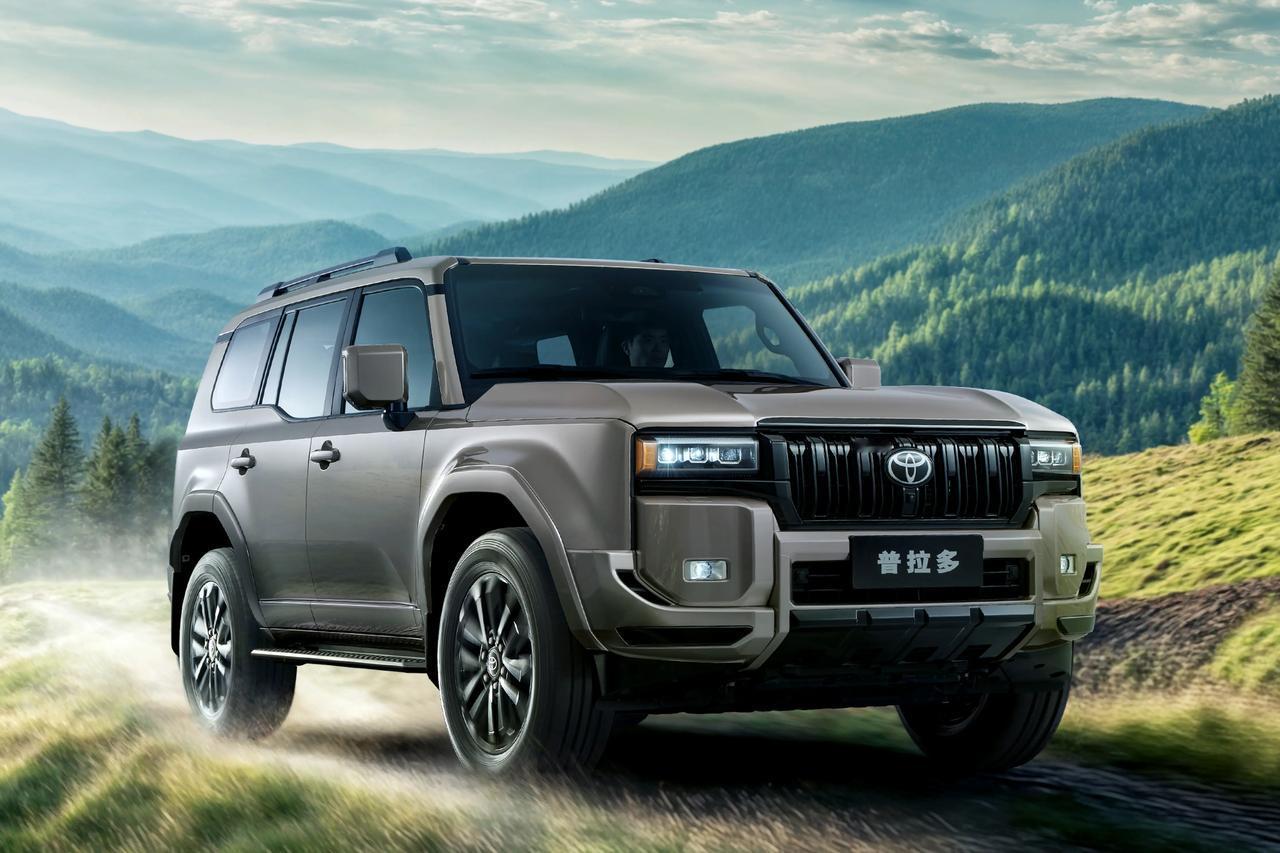 曾经加价5万抢不到、喊着“一车开三代”的普拉多，如今在电动化浪潮下彻底放下身段，