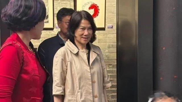 凤凰新闻【71岁董明珠逛唐家古镇，光腿穿裙配半袖风衣很洋气，买花砍价好狠】春季期