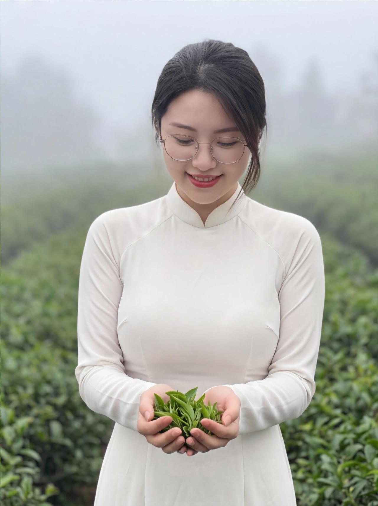 周末茶园里的微笑：手捧嫩叶，心怀自然。