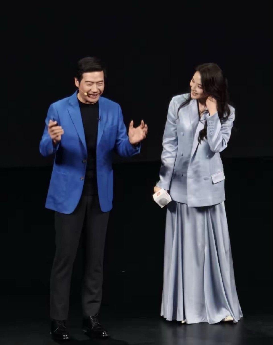 雷军：恭喜舒小姐，第一次当导演就横扫大奖。舒淇：雷总客气了，第一次造车不也