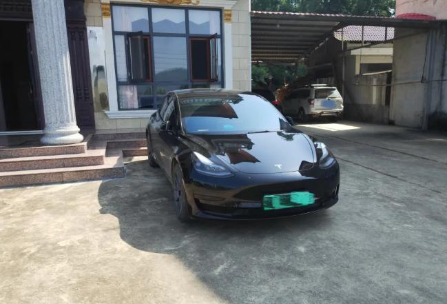 上周回北方小县城，发小开着他的新电车来接我。我问他咋不买油车了？他掰着手指头算：