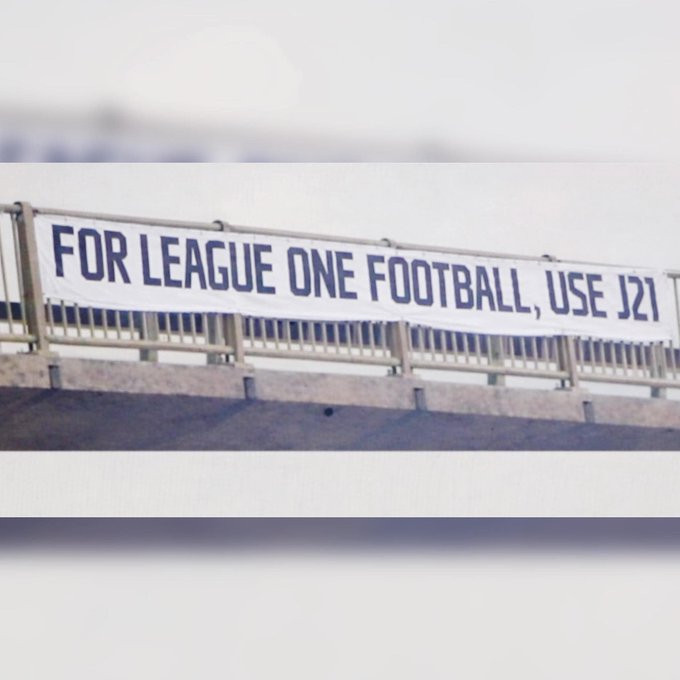 考文垂球迷毫不迟疑地开始猛踩莱斯特。