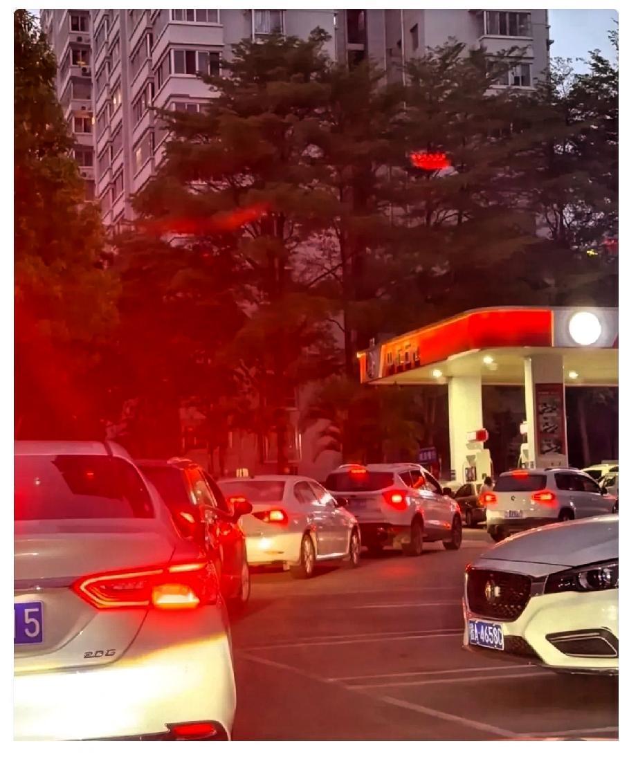 4月12日晚，加油站又开始排队了！“又排队了？”晚上路过加油站，看着那长龙