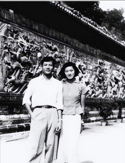 1973年，乔冠华和章含之不顾年龄的巨大差距以及儿女的强烈反对，毅然决然走到一起