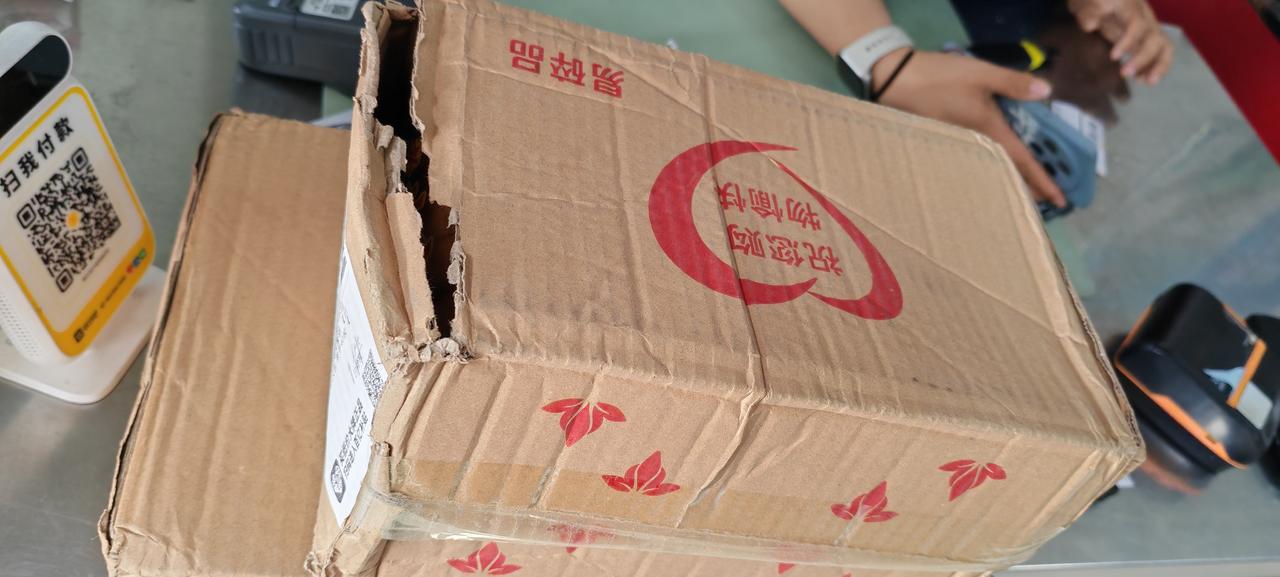 大哥！那个易碎品是写着玩的吗[捂脸哭][捂脸哭][捂脸哭]摔成这个样子我怎么办？[捂脸