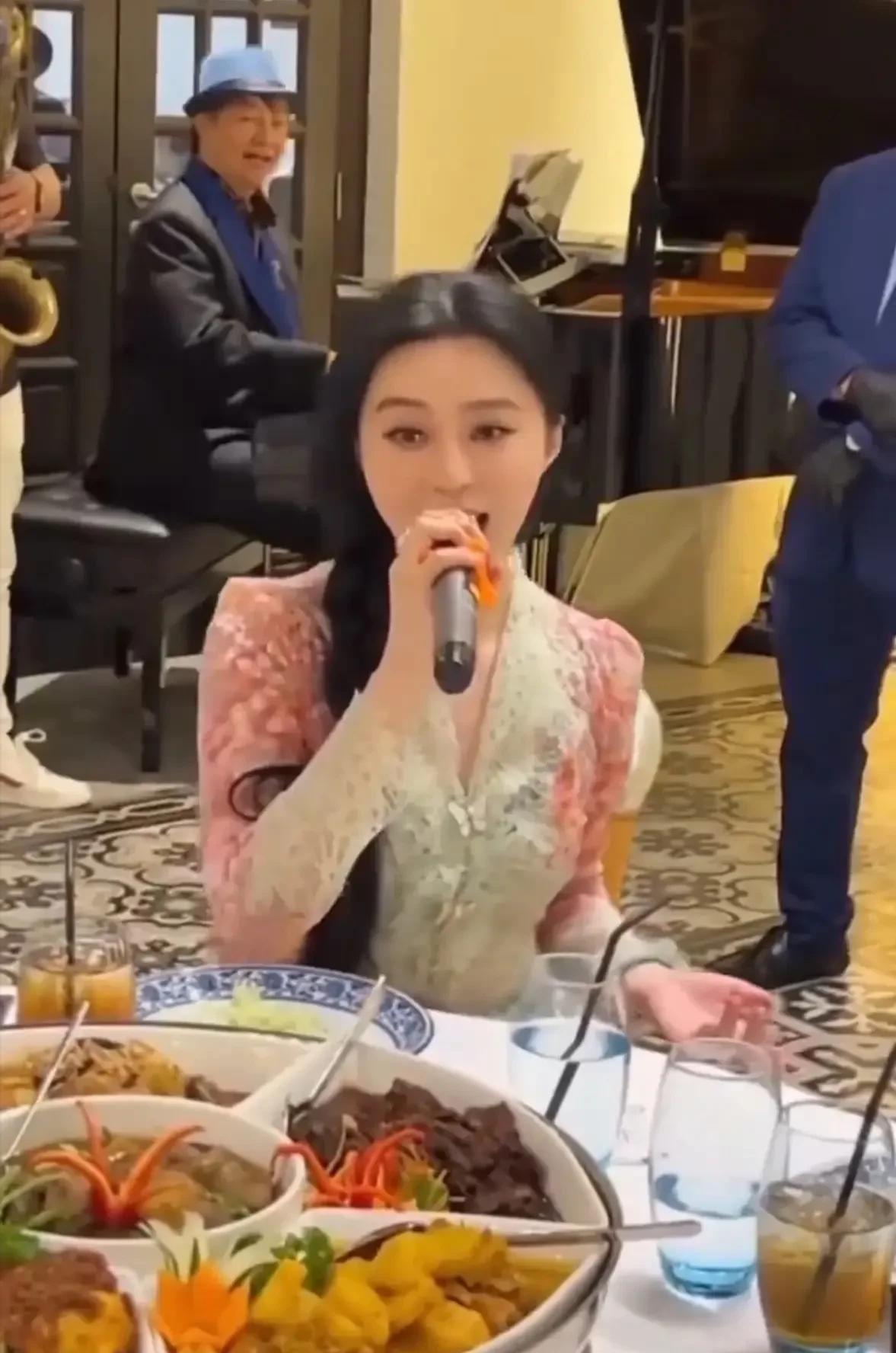 一代巨星，如今在东南亚的KTV里，陪着富豪唱歌。令人心疼啊，昔日风光无限，今