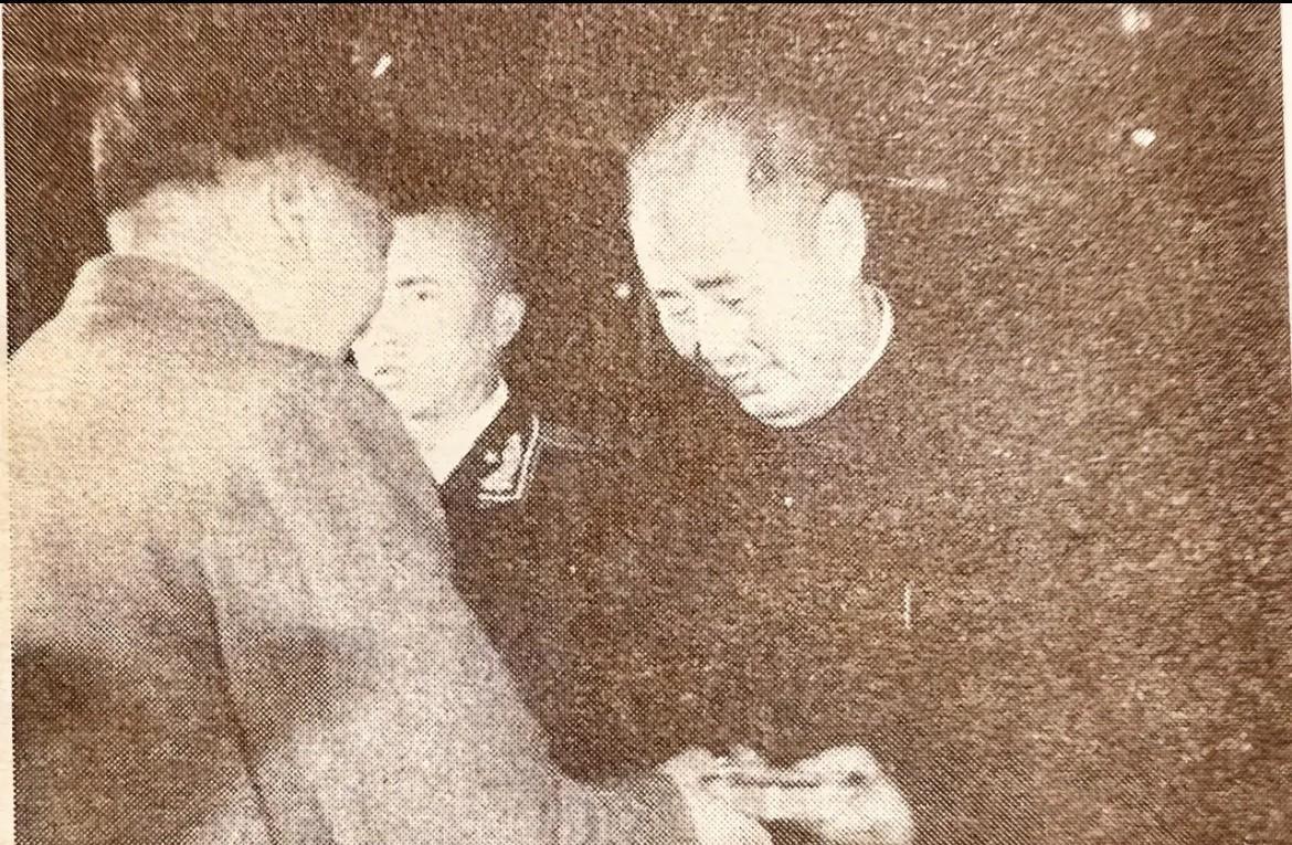 1955年9月27日，毛泽东主席在中南海为傅作义将军颁发一级解放勋章的照片。解放